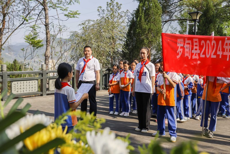 2024年4月2日，师生代表在贵州省黔南布依族苗族自治州罗甸县烈士陵园缅怀革命先烈。