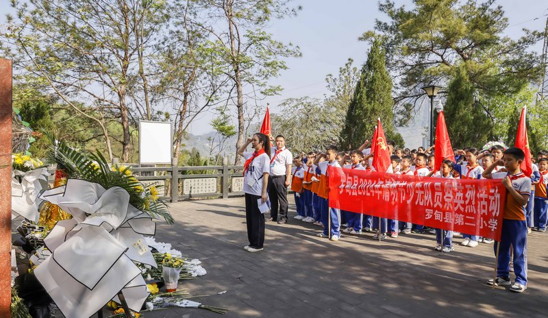 2024年4月2日，师生代表在贵州省黔南布依族苗族自治州罗甸县烈士陵园缅怀革命先烈。