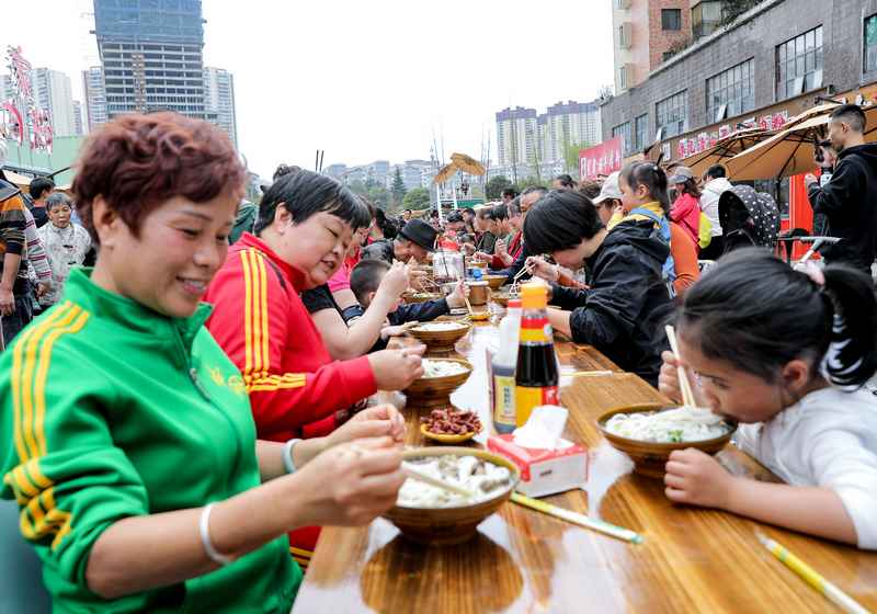 在黔西市百味“嗦粉街”，市民游客正在品尝牛肉粉。黔西市融媒体中心供图