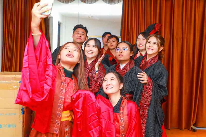 學員身著漢服體驗“中華傳統禮儀之美”。