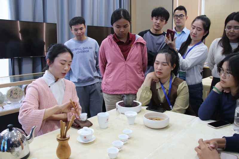 學員體驗中國茶道。