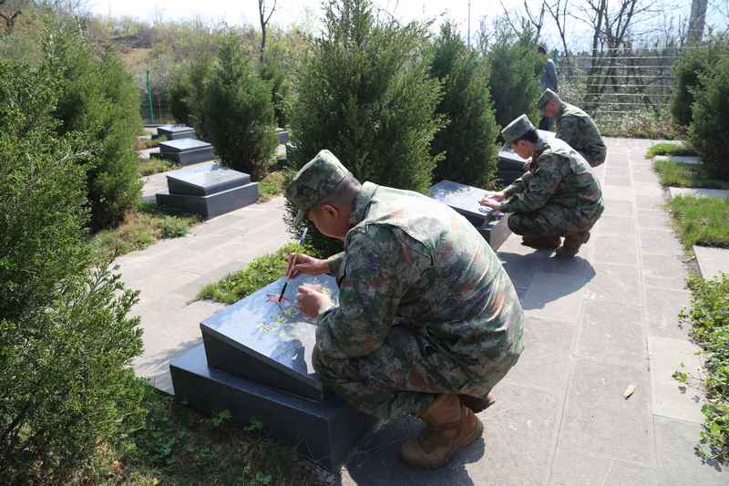 4月2日，赫章县人武部联合军人代表等到赫章县烈士陵园缅怀英烈，图为军人代表为五角星描红。谭晋金摄
