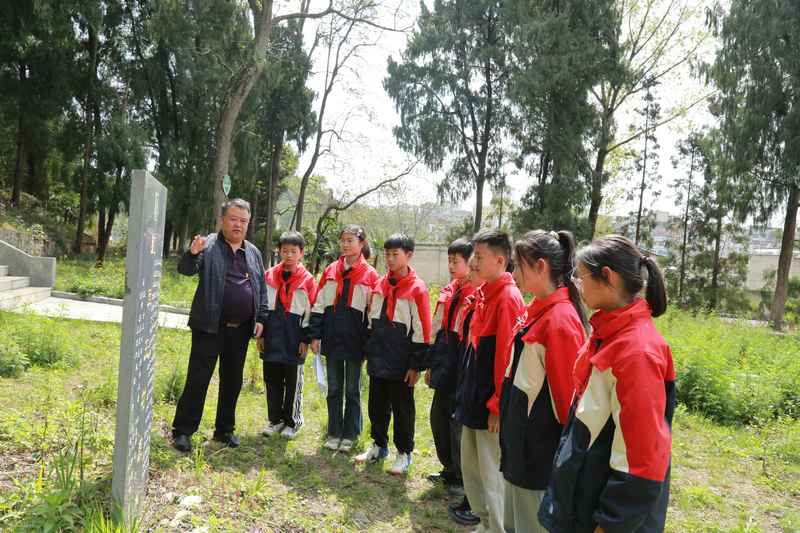 2024年4月1日，在貴州省黔西市烈士陵園，輔導員向學生們講述革命先烈們的事跡。張晶攝