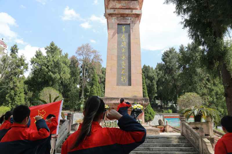 2024年4月1日，在贵州省黔西市烈士陵园，甘棠镇甘棠小学少先队员们重温入队誓词。张晶摄