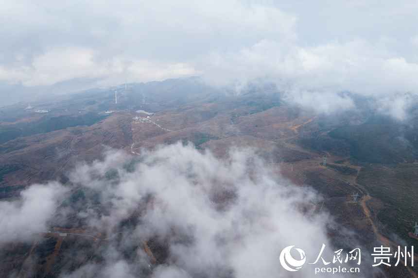 航拍云雾中的乌蒙大草原。人民网记者 涂敏摄