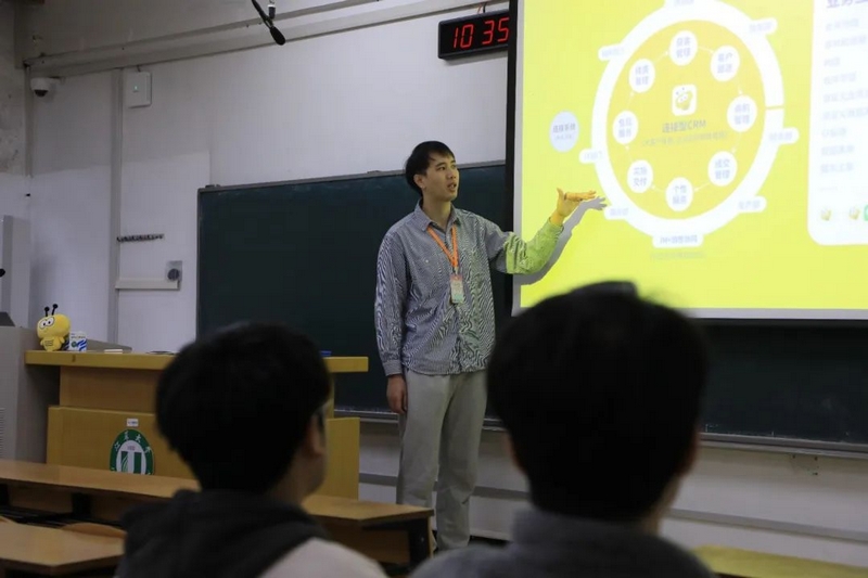 貴州紛享互聯科技有限責任公司在江蘇大學開展企業宣講會。