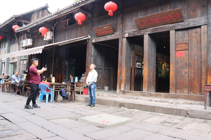 游客在毛澤東四渡赤水陳列室門前拍照留念。