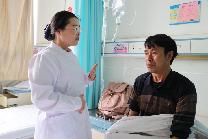 劉岩岩教病人主動呼吸循環技術。