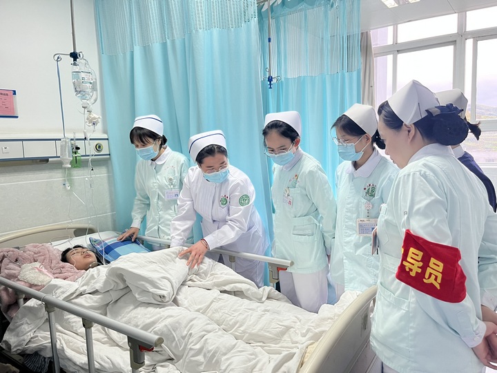 劉岩岩教給護士們新的護理方式。照片由本人提供