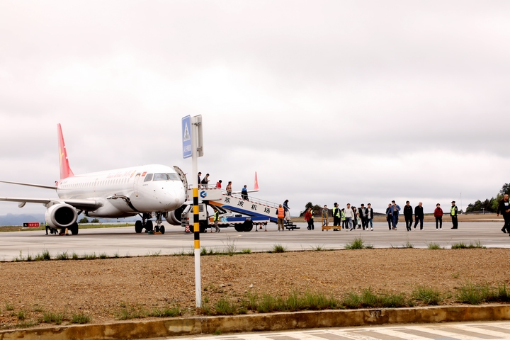 4月7日11點55分，滿載117名乘客的天津航空GS7696航班抵達黔南荔波機場。