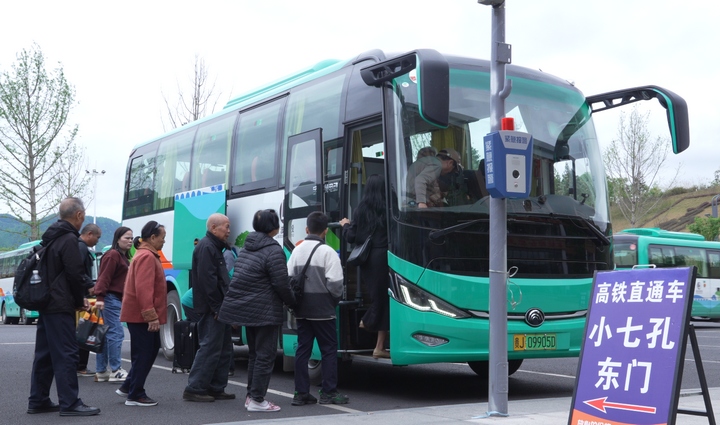 荔波旅游直通車搭載乘客直達小七孔景區。