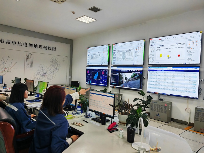 南方電網興仁供電局供電指揮班工作人員利用全景“一體化”平台對山火隱患區域線路及台區進行監測。