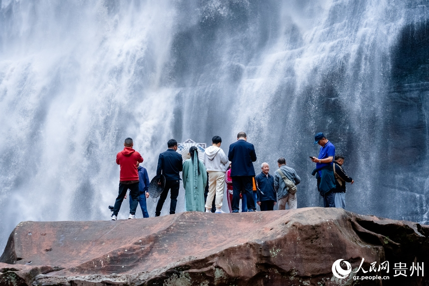 游客近距离感受瀑布的壮阔。人民网记者 涂敏摄