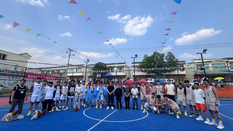 修文县举办2024年洒坪小箐春季篮球联合邀请赛。姜继恒摄