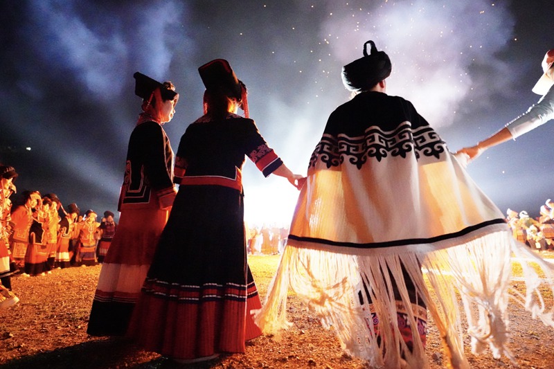 5篝火晚會現場身著彝族服飾的少數民族同胞   金沙縣融媒體中心供圖 (2)