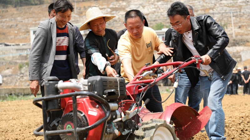 4月12日，农技人员在进行大豆玉米复合种植机械化操作演示。周训贵摄