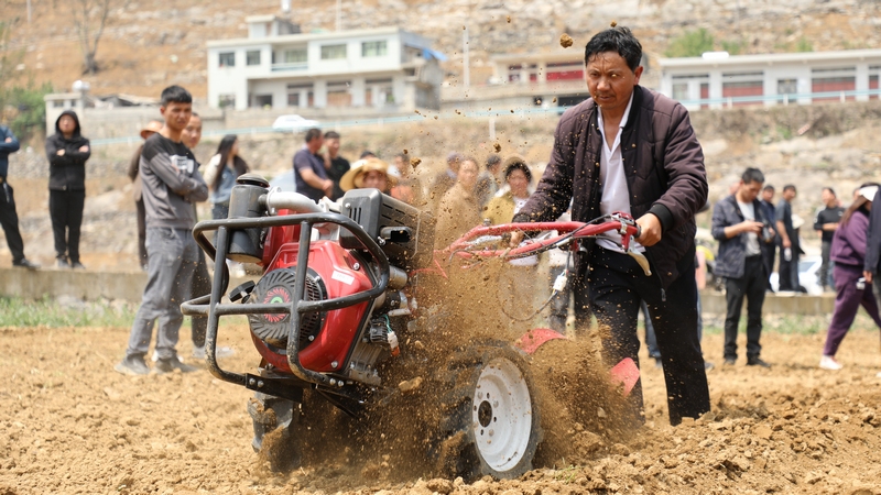 4月12日，农技人员在进行大豆玉米复合种植机械化操作演示。周训贵摄