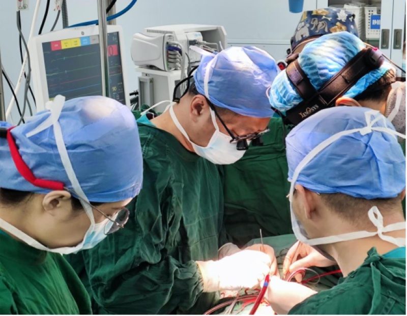 医院心脏中心团队实施手术场景。上海儿童医学中心贵州医院供图
