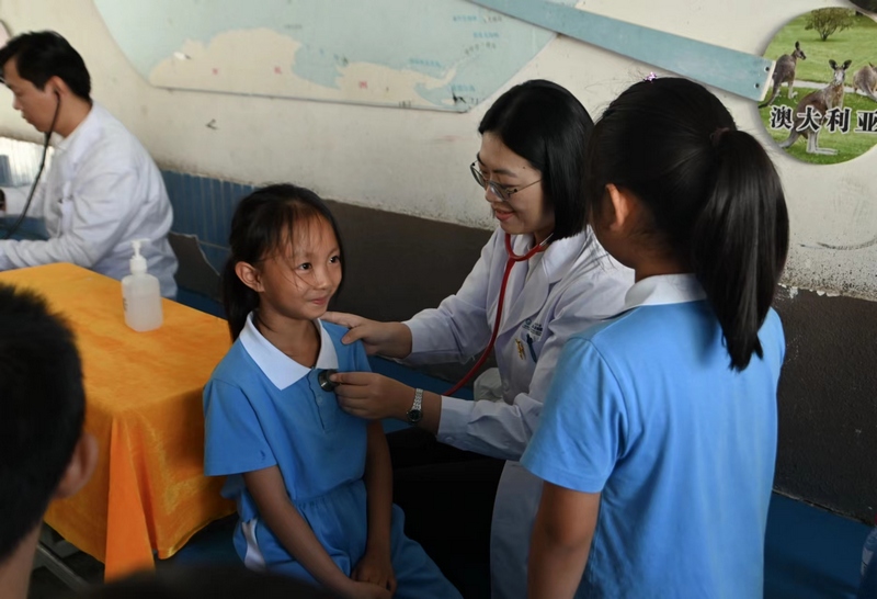 專家服務團隊在基層開展義診、科普。上海兒童醫學中心貴州醫院供圖