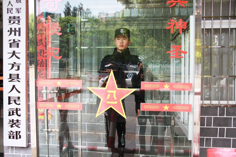 2024年4月17日，站崗執勤中的彭佑祥，鄭永揚攝。