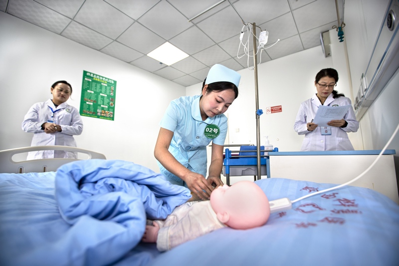 2024年4月18日，貴州省黔西市醫療技能大比武活動現場，選手在進行兒科護理技能比賽。