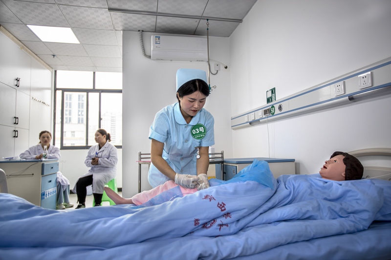 2024年4月18日，貴州省黔西市醫療技能大比武活動現場，選手在進行婦科護理技能比賽。