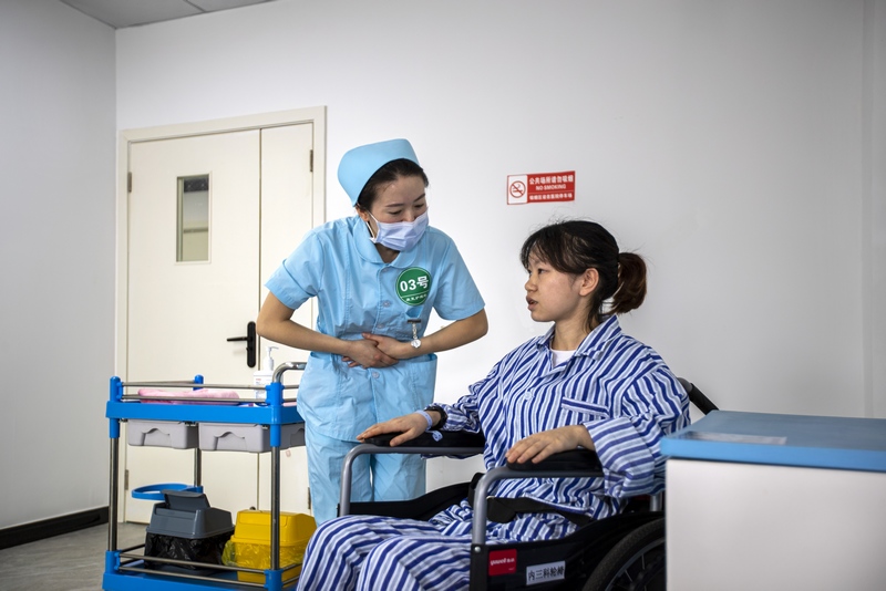 2024年4月18日，貴州省黔西市醫療技能大比武活動現場，選手在進行康復護理技能比賽。