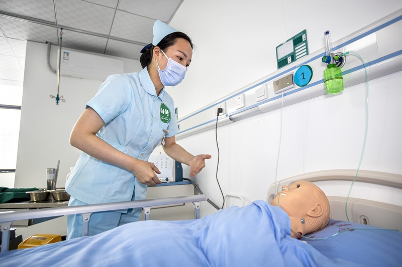 2024年4月18日，貴州省黔西市醫療技能大比武活動現場，選手在進行臨床護理技能比賽。