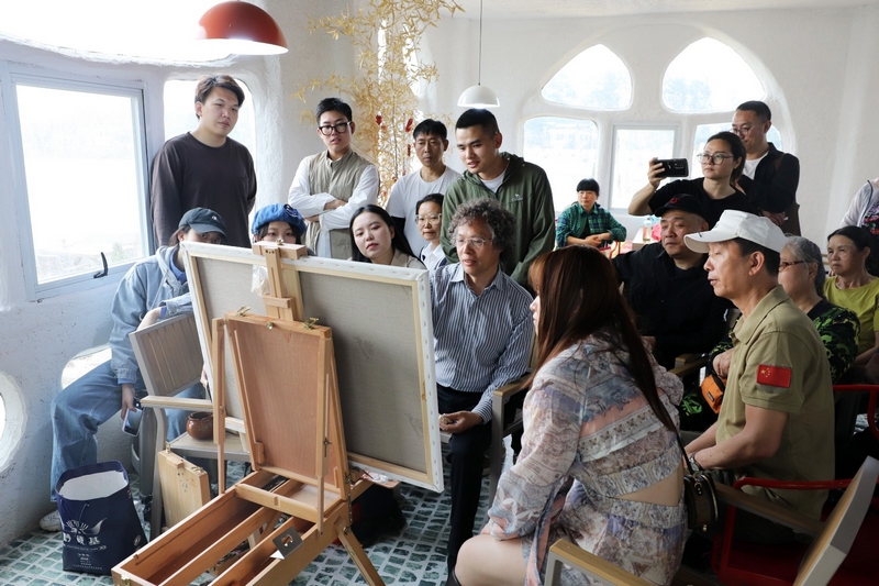 陆庆龙教授（中）与大家进行绘画写生交流。
