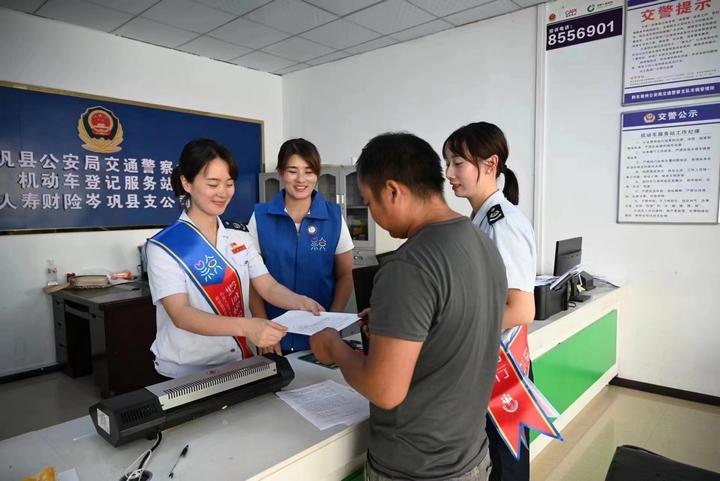 岑巩县税务局联合保险公司到乡镇机动车登记服务站服务群众。