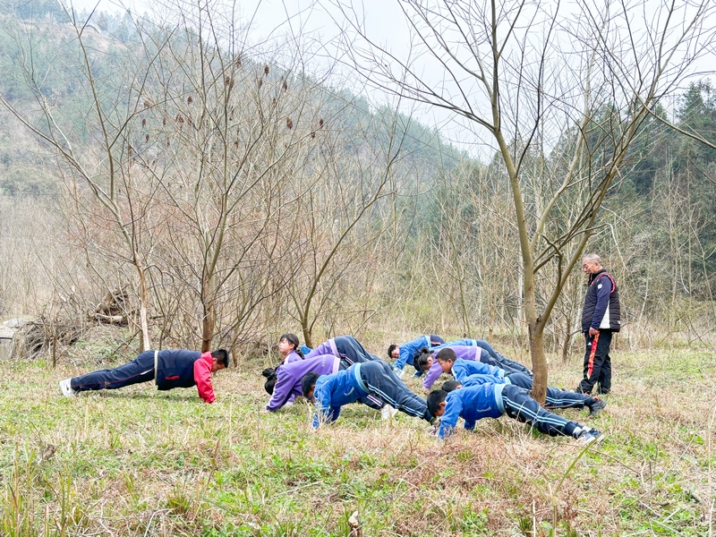 陈远洋带学生在草坪训练。