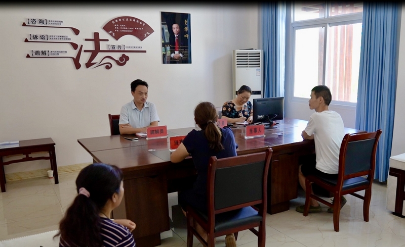 蒼龍街道水塘村鄉賢公益法律服務工作室負責人包德飛正在協調處理村民矛盾。