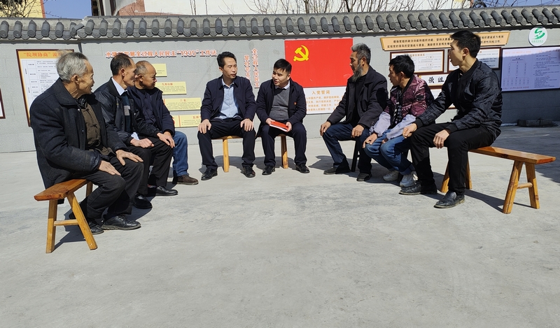 苍龙街道水塘村党支部书记陈绩在和村民交谈。