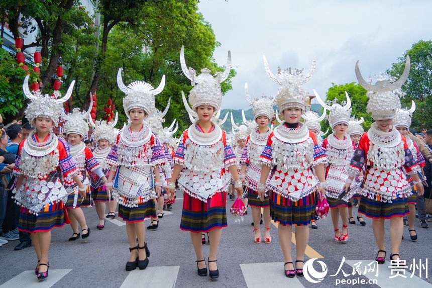 身着盛装参加游演的苗族同胞。人民网 阳茜摄