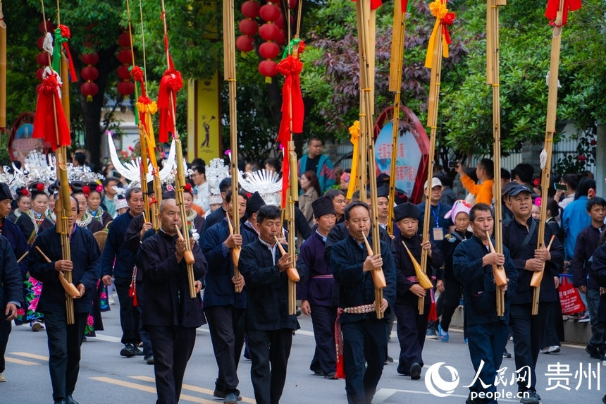 不同支系的苗族同胞身着盛装参加游演。人民网 阳茜摄