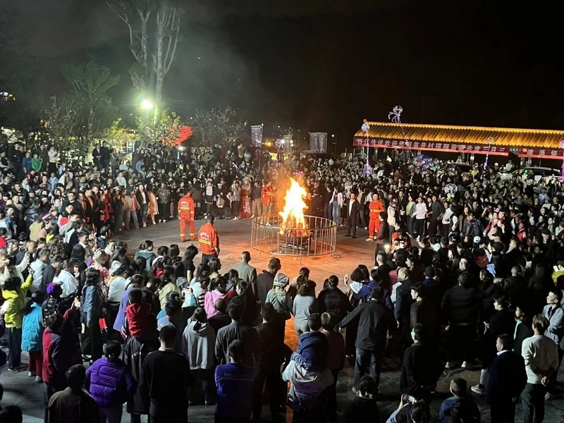 翁井村的篝火晚会热闹非凡。
