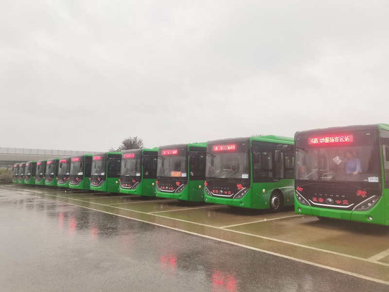 瓮安更新15輛新能源電動空調公交車投入運營。王滔攝