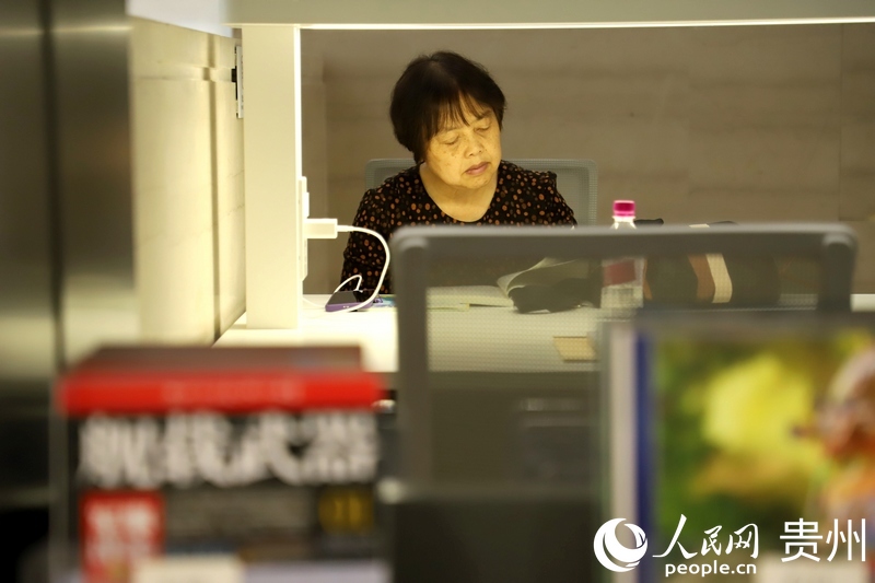 市民在贵州省图书馆（北馆）阅读。人民网 顾兰云摄