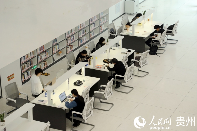 市民在贵州省图书馆（北馆）阅读、自习。人民网 顾兰云摄