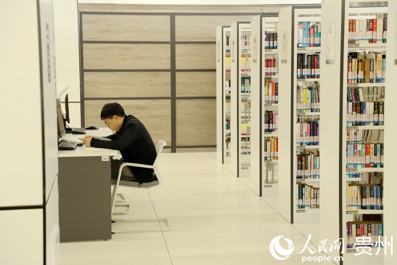 市民在貴州省圖書館（北館）閱讀。人民網 顧蘭雲攝