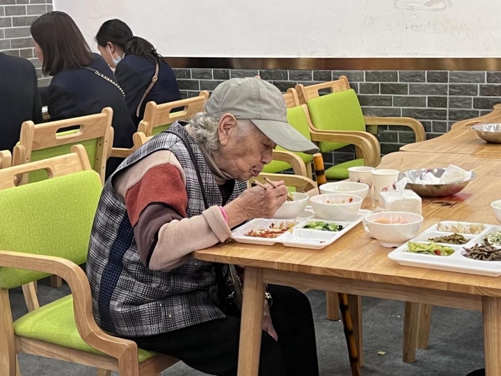 長征社區的老人在君逸·幸福食堂裡就餐。