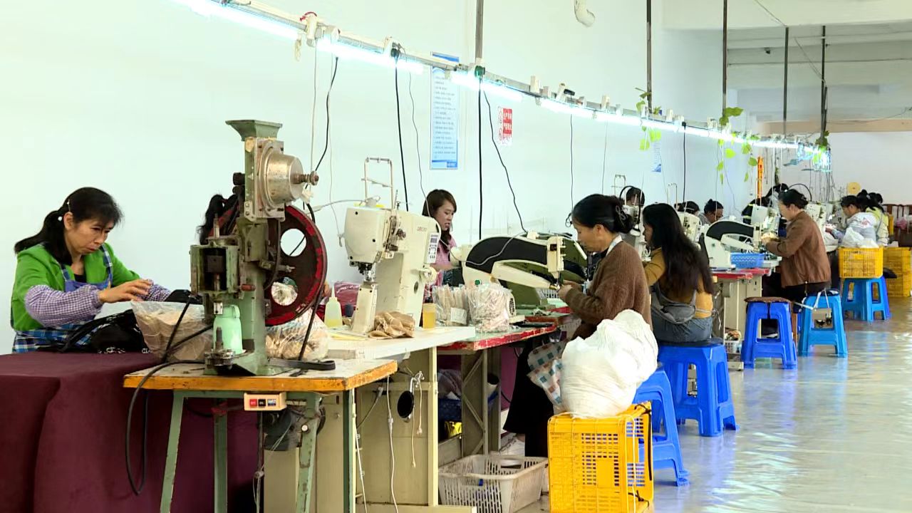 家门口的鞋厂为当地群众解决了就业问题。