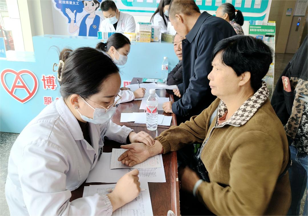 习水县中医医院医生给群众把脉。