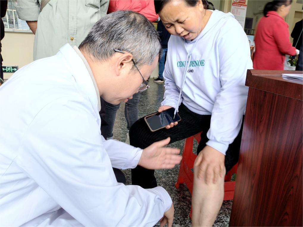 珠海市中西医结合医院帮扶专家张兴世医生给群众检查。