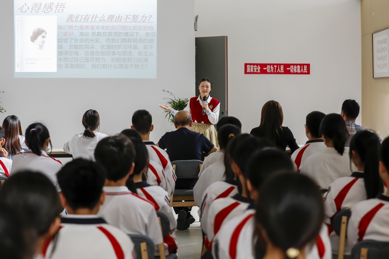 罗甸县民族中学学生进行读书分享