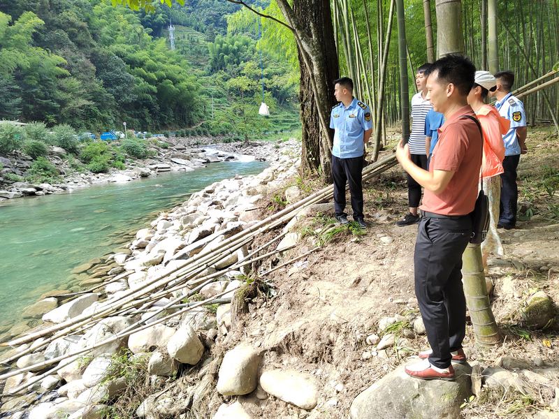 江口县开展太平河流域沿岸生态环境规范专项整治行动。余润娜摄
