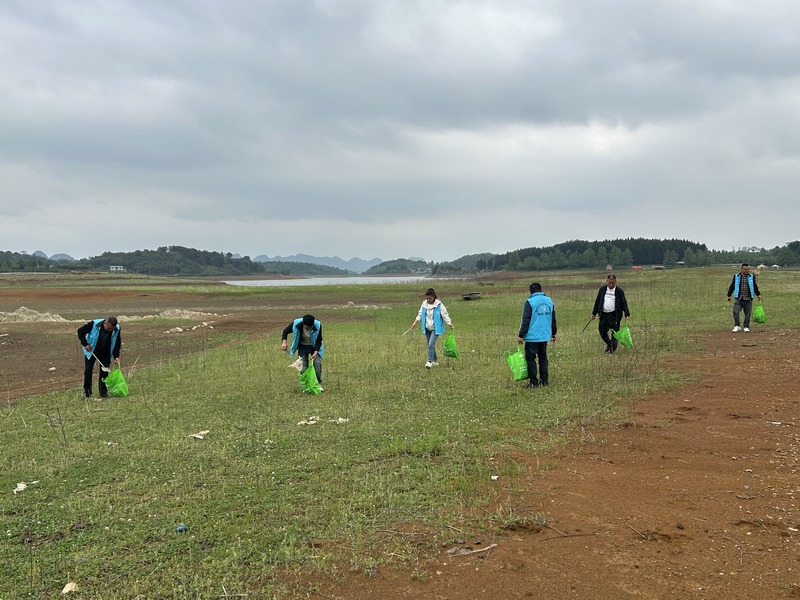 红枫湖镇生态环境保护站联合右二村开展沿湖环境卫生整治。