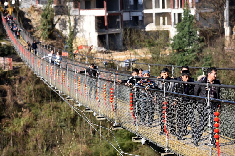 游客行走在雙龍小鎮吊橋上。龍裡縣委宣傳部供圖