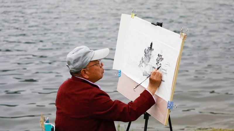 4、藝術家在百花湖鎮三屯村碼頭進行藝術創作。