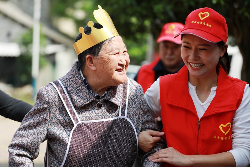 醫務人員和志願者在貴州省黔西市林泉鎮敬老院為老人過集體生日。